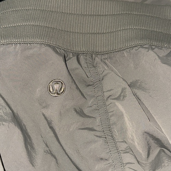 Lululemon Front-Zip Mid-Rise Ruched Crop Size 4 Olive Green Sexy Army Brat Pants - Picture 13 of 15